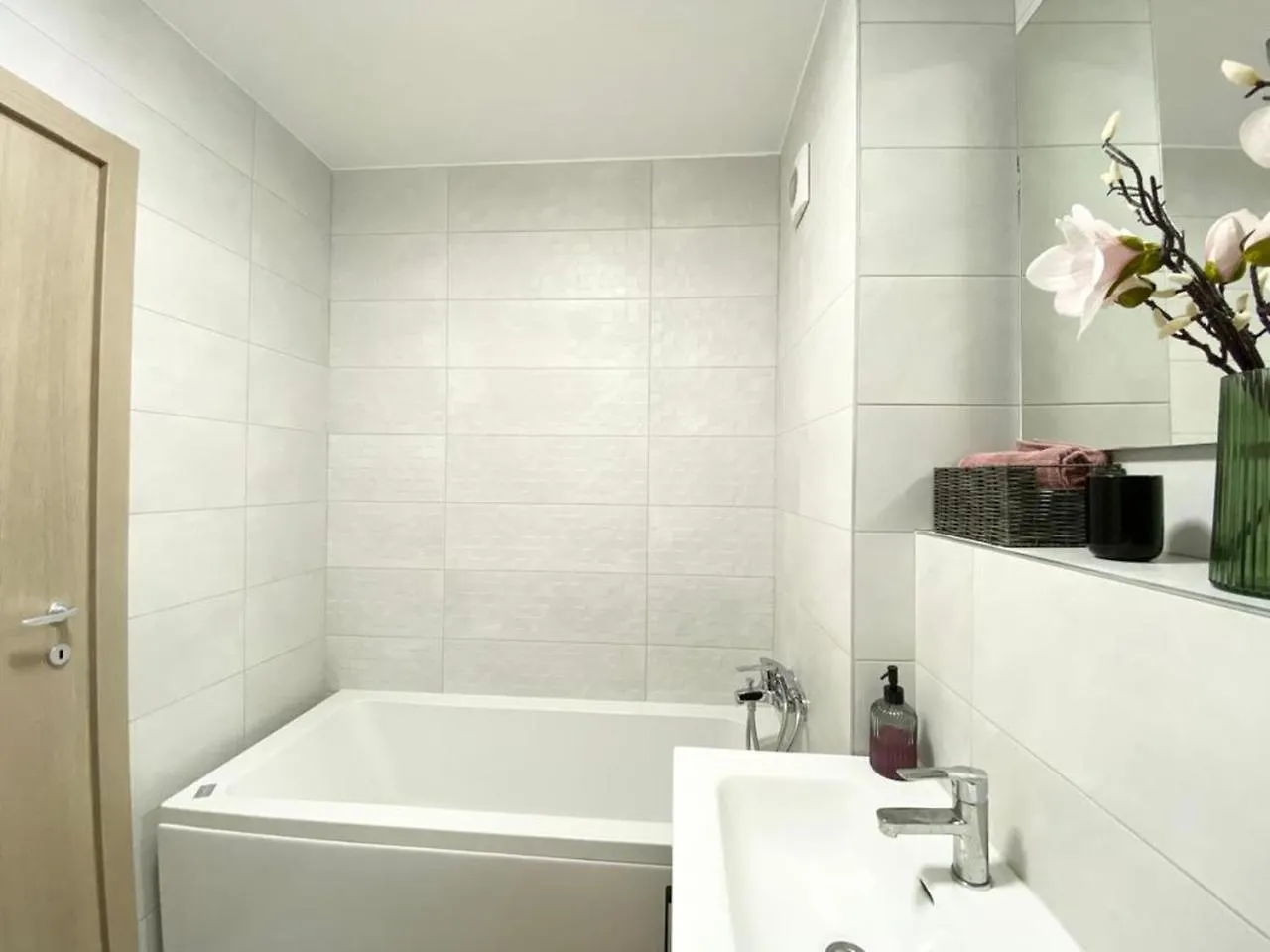 Appartamento The Painter - Timpuri Noi 1Br With Parking Bucarest Romania