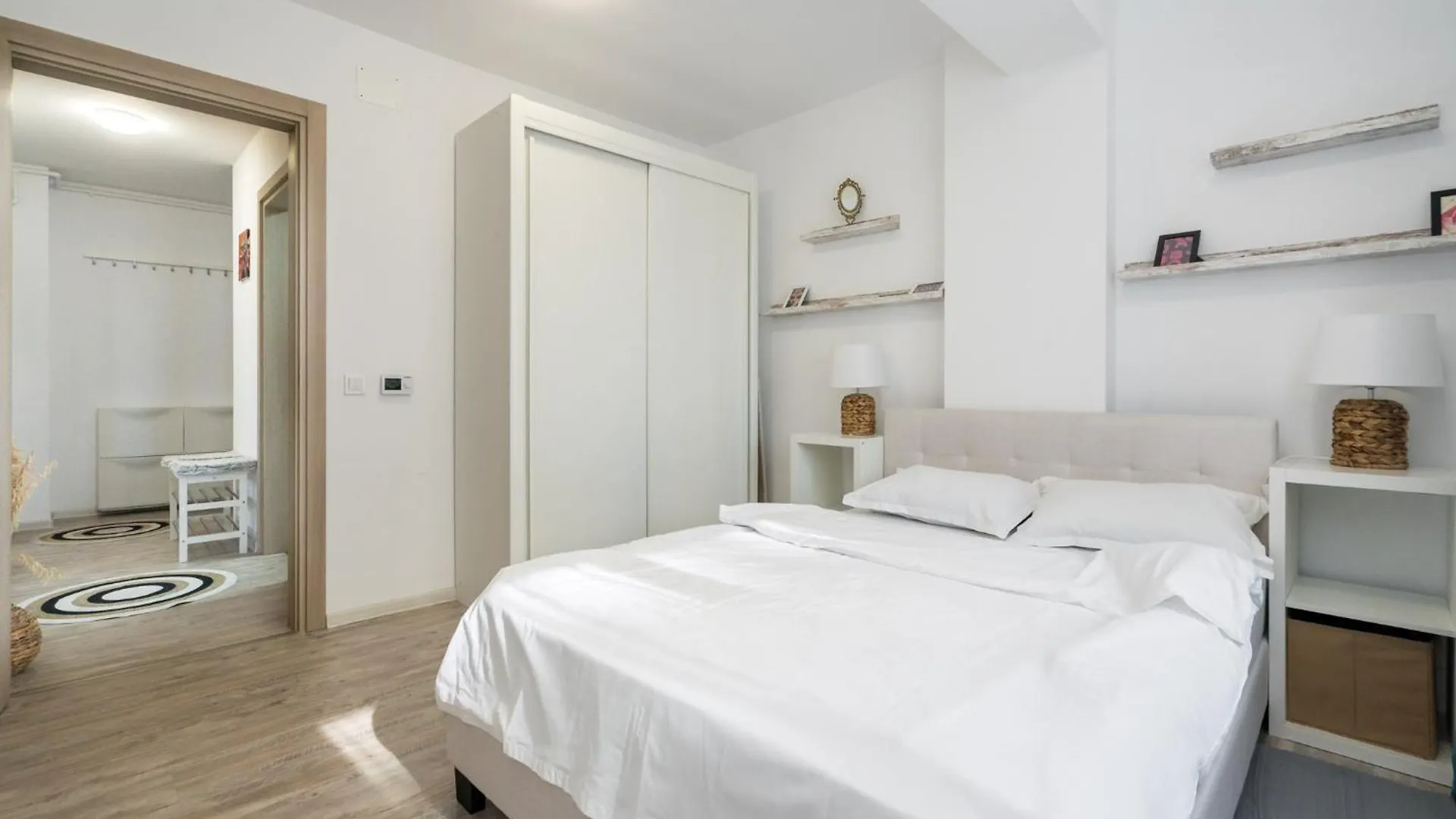 Appartamento The Painter - Timpuri Noi 1Br With Parking Bucarest Romania