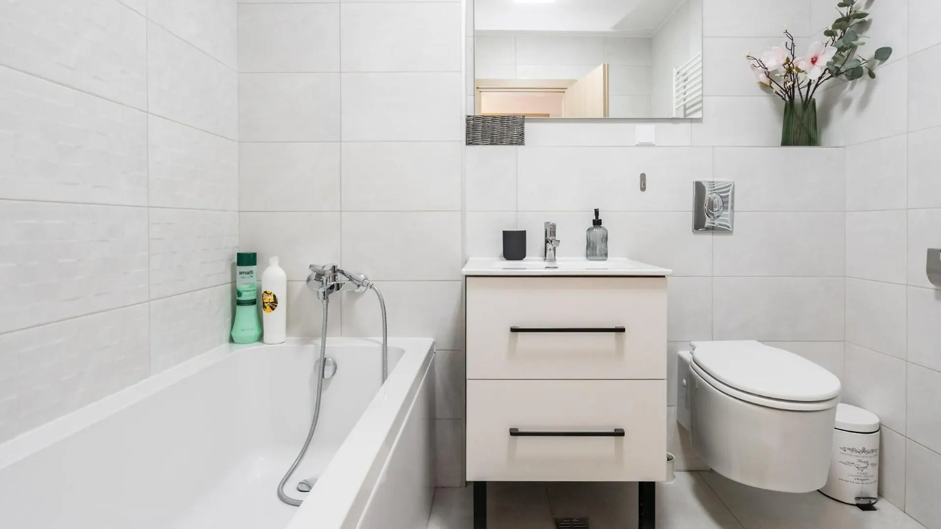 Appartamento The Painter - Timpuri Noi 1Br With Parking Bucarest 0*,  Romania
